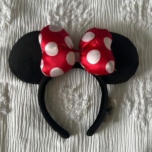Authentic Disney park Minnie Mouse ear headband classic black